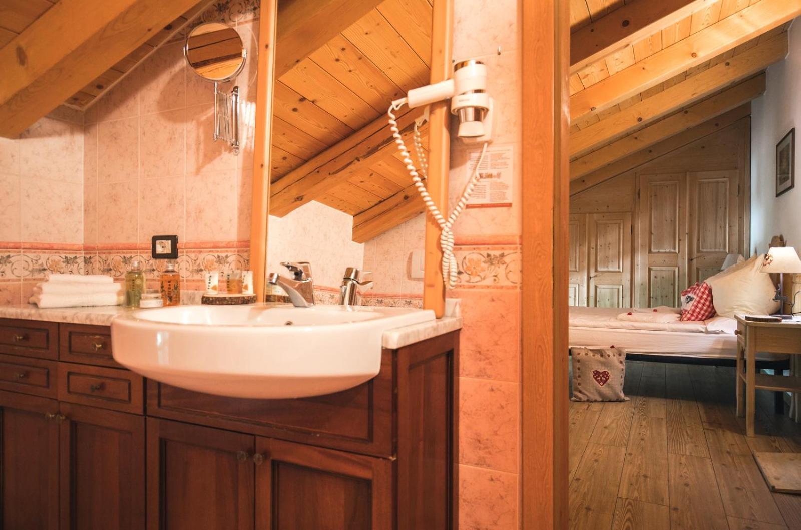 Chalet Alpenrose Bio Wellness Naturhotel Cogolo Exterior photo